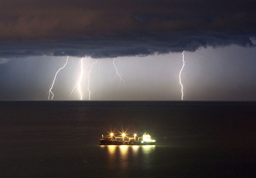 Cảnh tượng sét đánh xuống mặt biển hiếm gặp ngoài khơi Beirut, Lebanon ngày 29/10/2008.