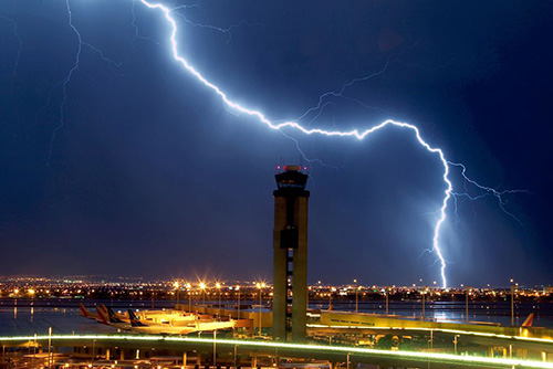 Một tia sét khổng lồ đánh xuống sân bay quốc tế McCarran ở Las Vegas, Mỹ.
