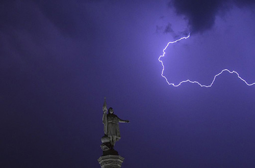  Vệt sáng trên phía trên tượng đài Christopher Columbus, Madrid, Tây Ban Nha ngày 26/7
