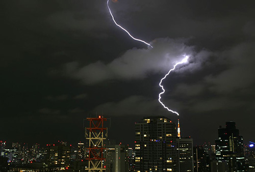 Sét đánh xuống tháp Tokyo ở thủ đô Nhật Bản ngày 7/9/2008.