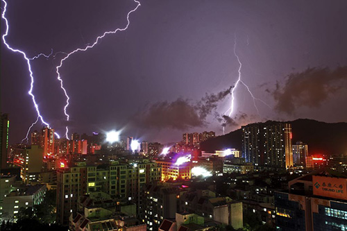 Sét xé toạc bầu trời thành phố Zhuhai, tỉnh Quảng Đông ngày 22/5.