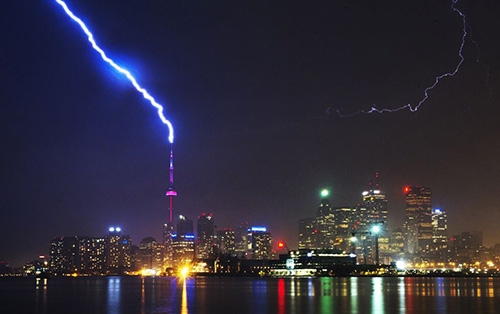 Hiện tượng thiên nhiên kỳ thú và nguy hiểm xuất hiện ở thành phố Toronto, Canada ngày 29/5/2011.