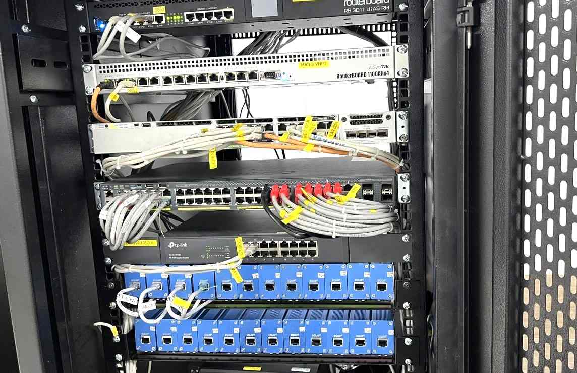 Thiết bị MJ8-C6A (màu xanh) được gắn trên khay giá đỡ TAC-R01 trong tủ rack